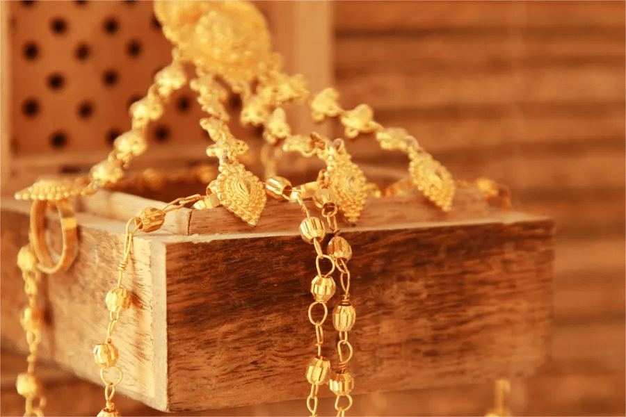 How to tell if a necklace is real gold?