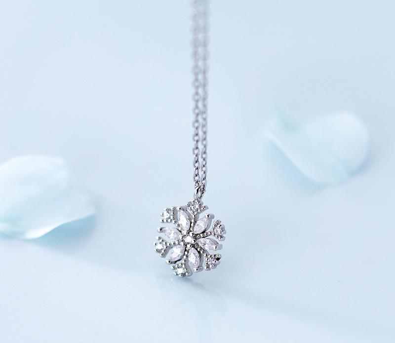 Blingrunway Christmas Series Snowflake Necklace