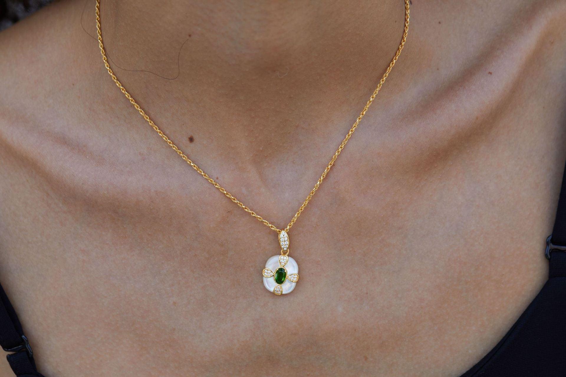 Royal Design 925 Silver And White Mother-of-Pearl Diopside Necklace