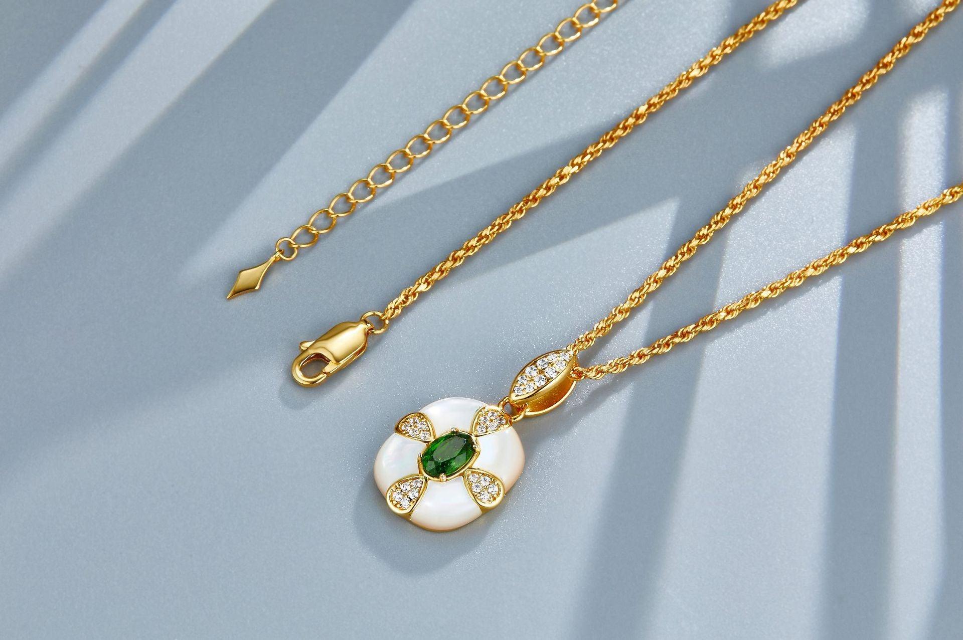 Royal Design 925 Silver And White Mother-of-Pearl Diopside Necklace
